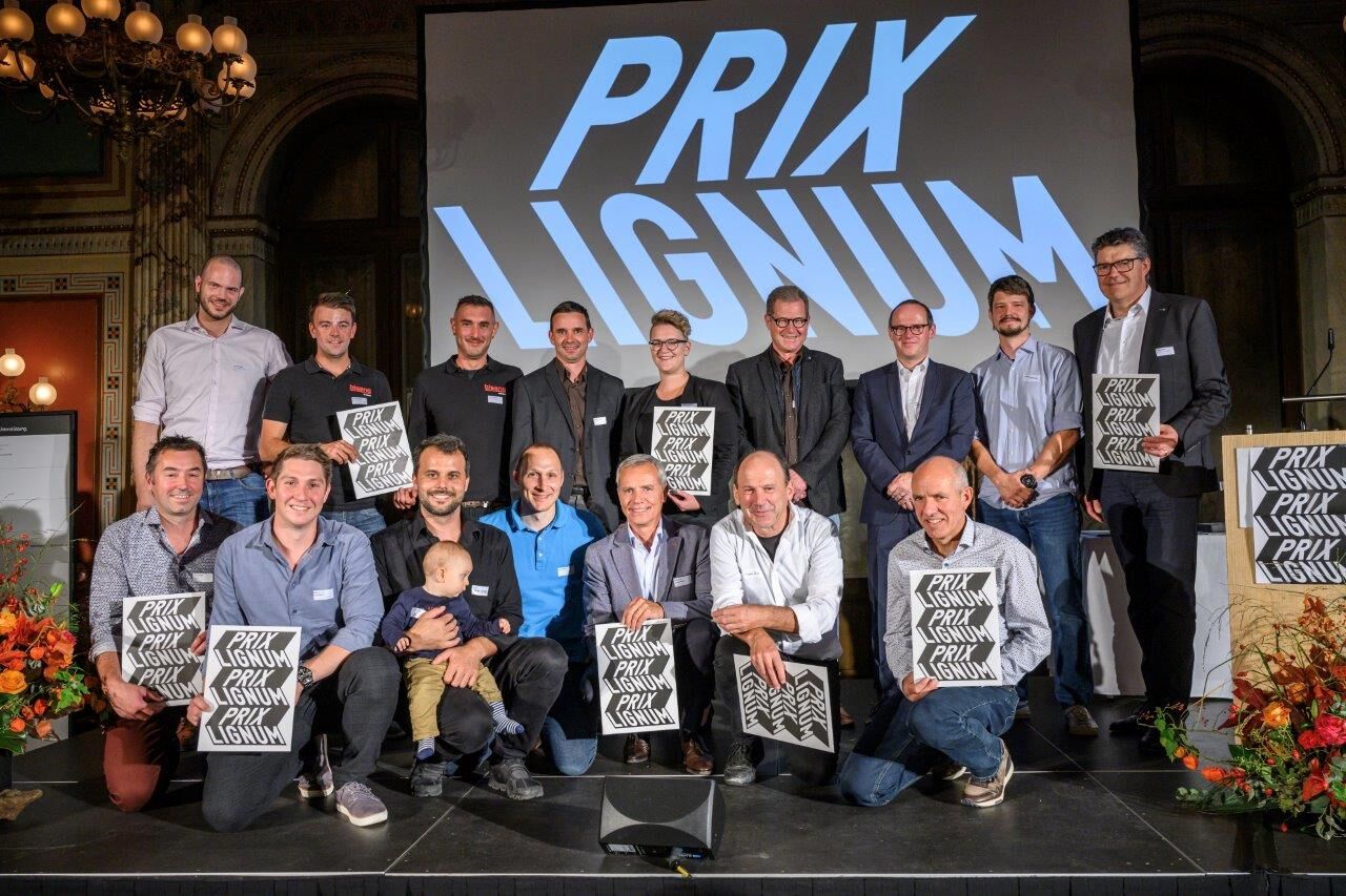 Roland Wagner (vorne rechts) mit dem Anerkennungspreis Prix Lignum 2021